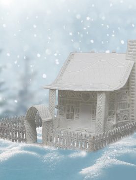 Коттедж в зимней деревне с забором